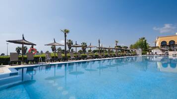3 piscinas al aire libre, sombrillas, sillones reclinables de piscina