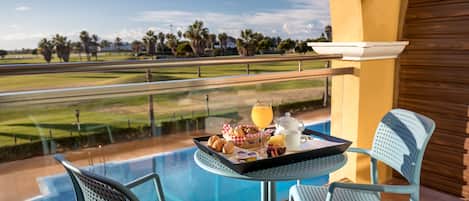 Minibar, pengeskab på værelset, skrivebord, mørklægningsgardiner