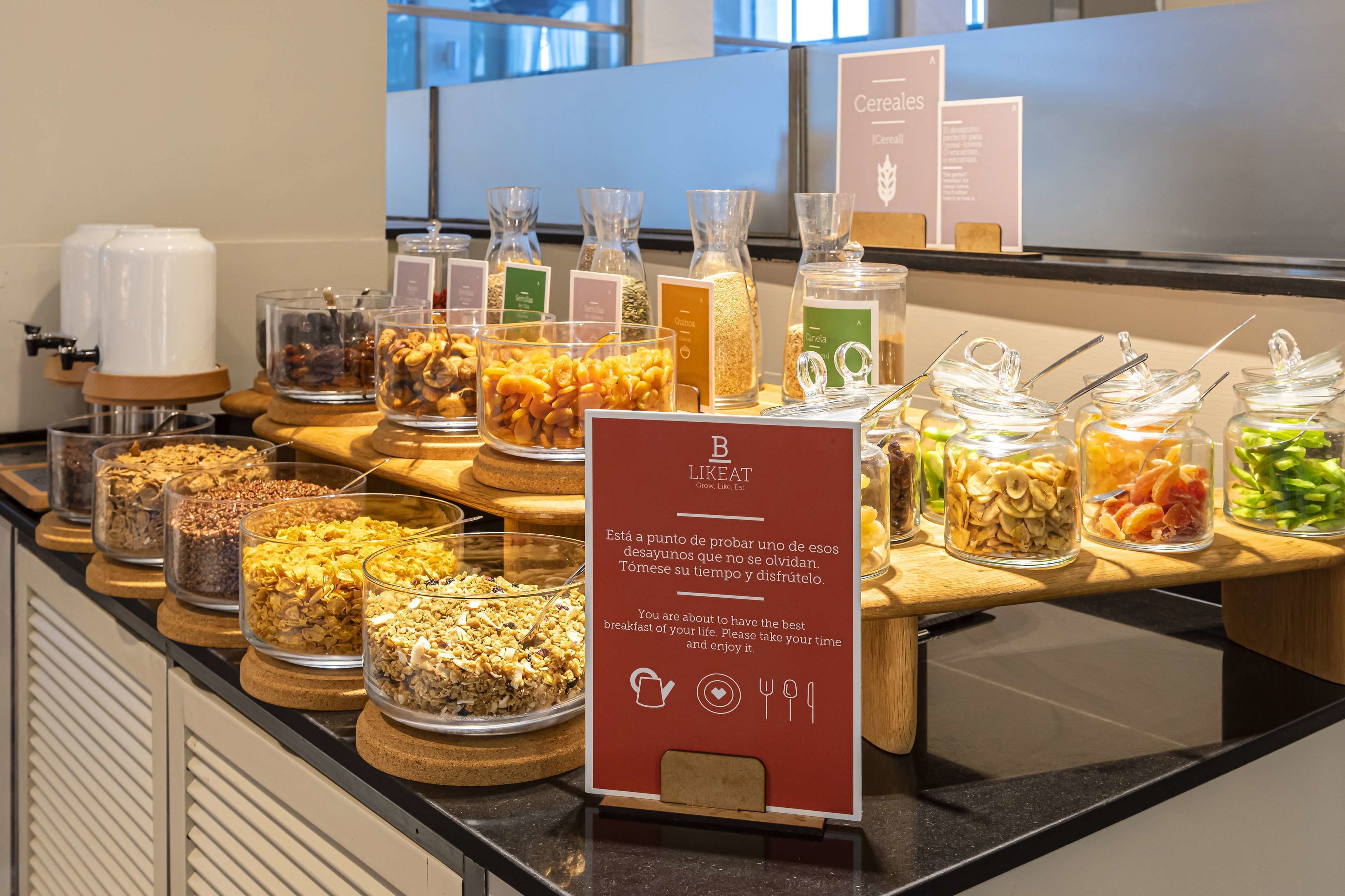 อาหารเช้าแบบบุฟเฟ่ต์ทุกวัน (EUR 15 ต่อคน)