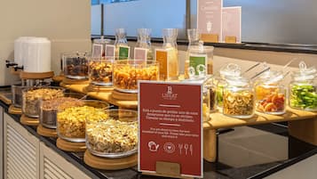 Tägliches Frühstücksbuffet (15 EUR pro Person)