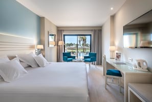 Minibar, caja de seguridad en la habitación y escritorio