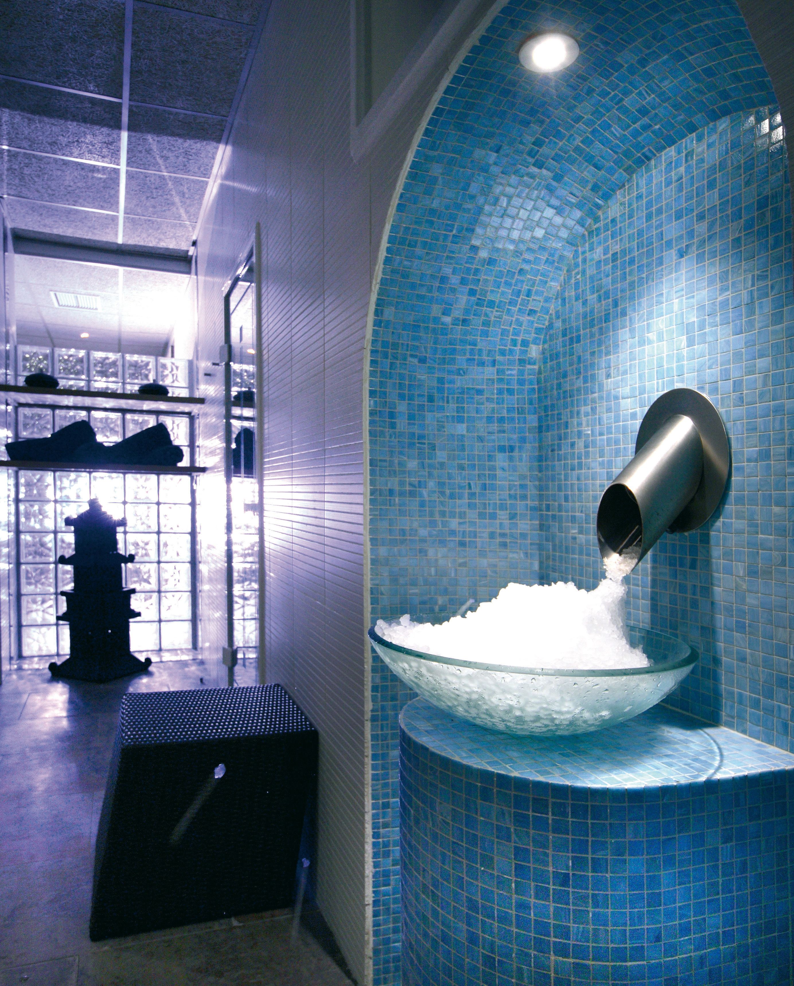 Couples treatment room(s), sauna, hot tub, steam room