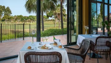 Se sirven desayunos y cocina internacional, con vista al jardĂn