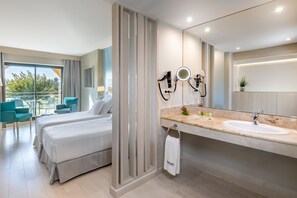 Minibar, caja fuerte, escritorio y cortinas opacas