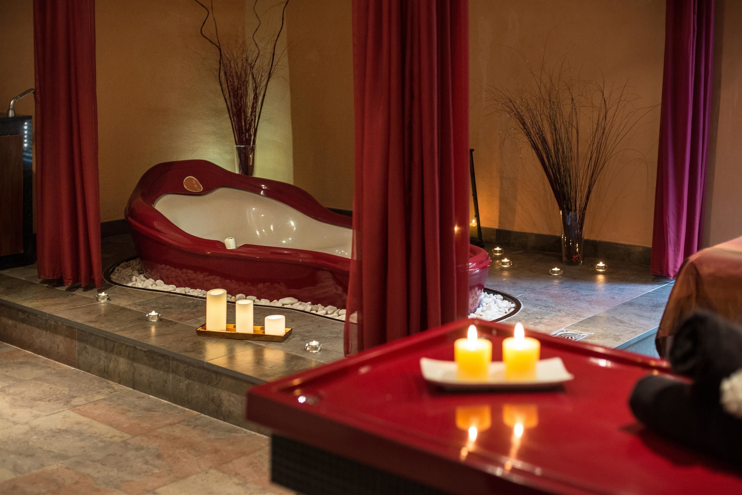 couples treatment room(s), sauna, hot tub, steam room
