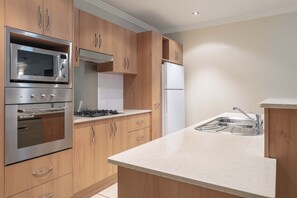 Kühlschrank, Mikrowelle, Herdplatte, Wasserkocher