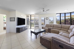Apartment, 3 Bedrooms, Pool View | Ruang tamu | TV, pemain DVD