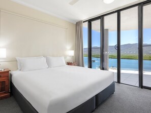 Premium bedding, in-room safe, individually decorated - Piermonde Apartments - Cairns (Cairns)