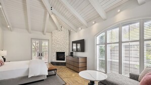 ห้องดีลักซ์, เตียงคิงไซส์ 1 เตียง | ผ้าปูที่นอน Frette จากอิตาลี, เครื่องนอนป้องกันสารก่อภูมิแพ้