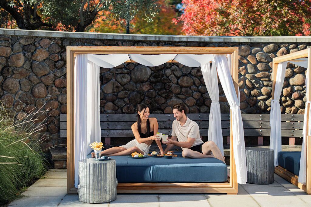 Frukost och lunch serveras, med utsikt mot poolen 