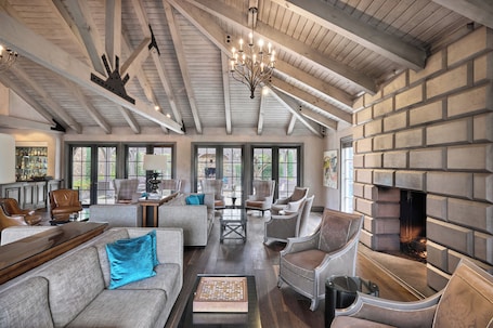 Lobby sitting area. Hotel Yountville