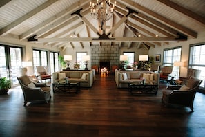 2 bars/lounges, poolside bar