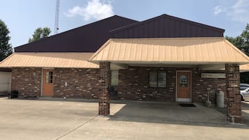 Vista frontal de la propiedad