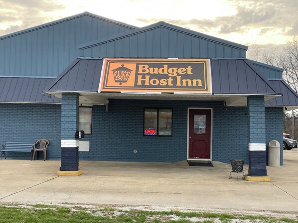 A building with a sign reading 'Budget Host Inn' and a red door. - Budget Host Inn Greenup (Greenup)