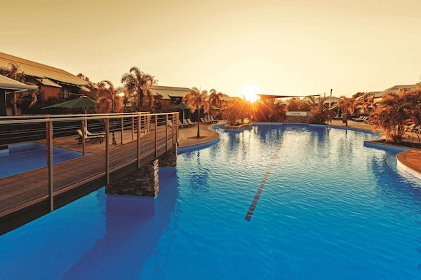 4 udendørs pools, åben fra kl. 06.00 til kl. 18.00, liggestole