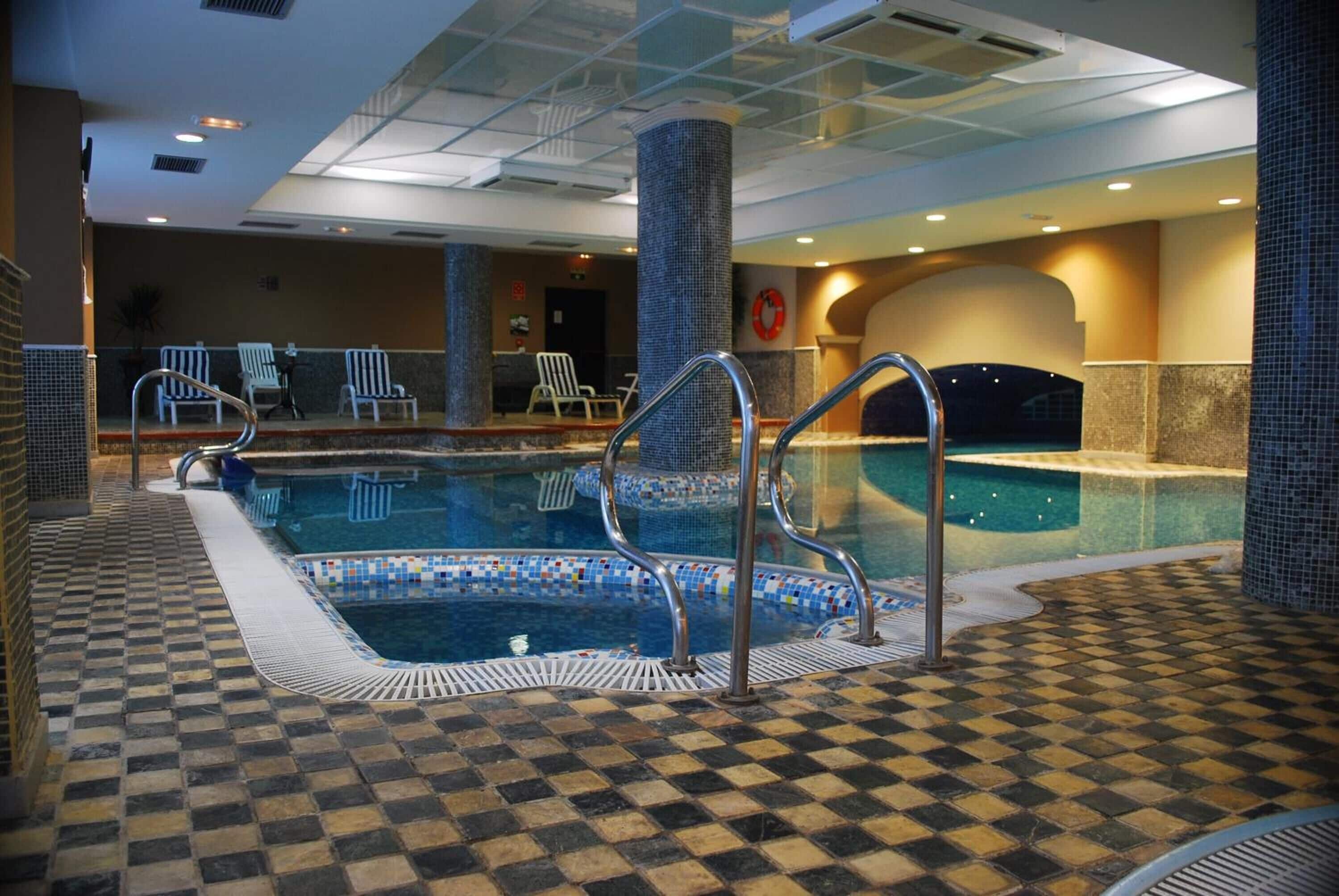 Een binnenzwembad, een seizoensgebonden buitenzwembad