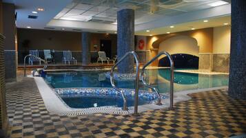 Een binnenzwembad, een seizoensgebonden buitenzwembad