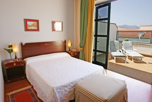 Minibaari, tallelokero huoneessa, työpöytä, pimennysverhot