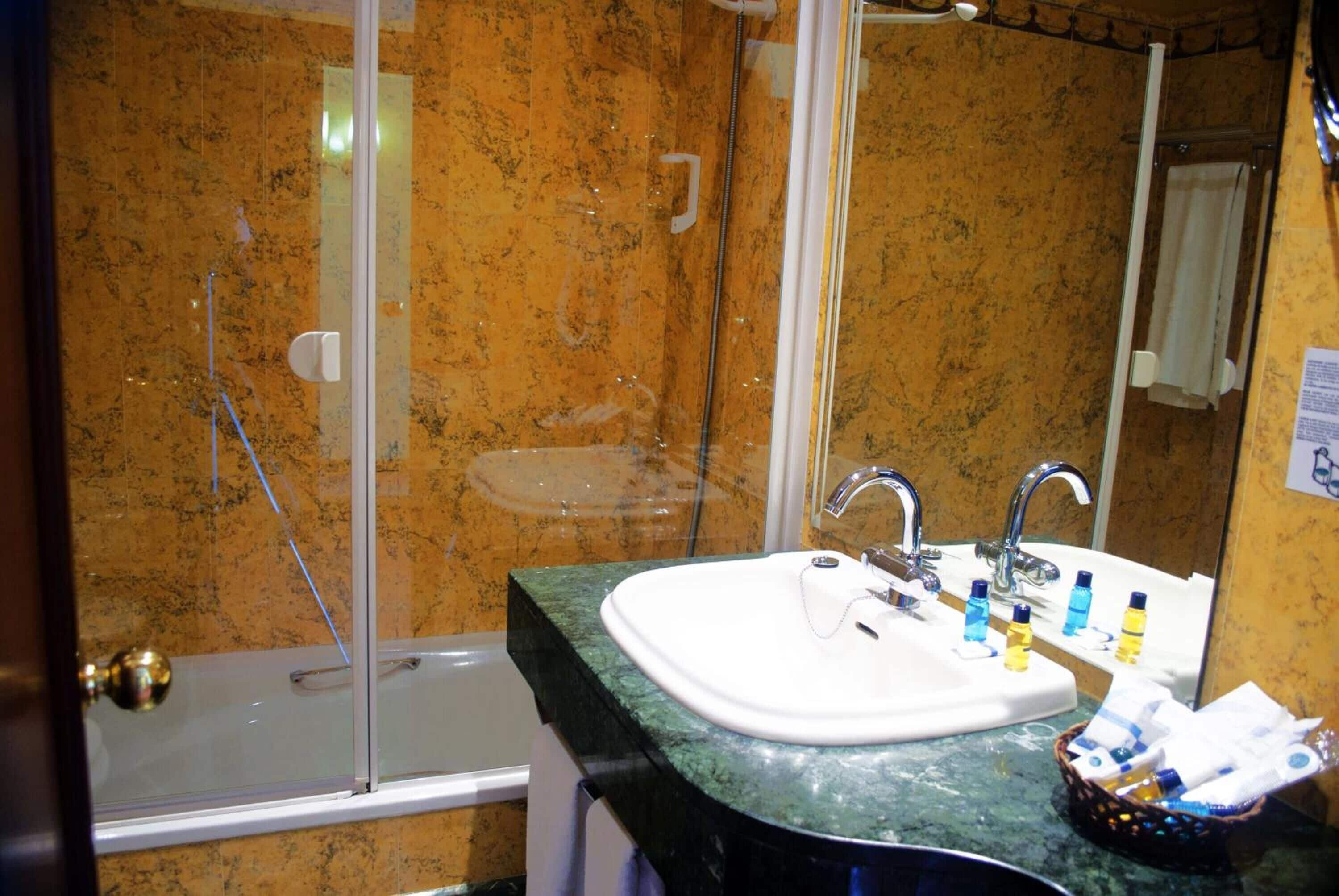 shower, free toiletries, hair dryer, bidet