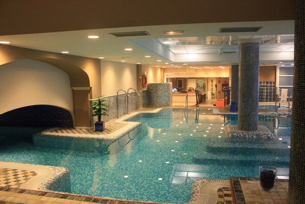 Piscine couverte, piscine extérieure (ouverte en saison)