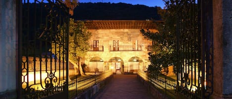 Façade de lâhĂ©bergement - soirĂ©e/nuit