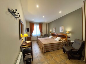 Minibar, safe på rommet, skrivebord og lydisolert