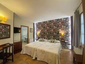 Een minibar, een kluis op de kamer, een bureau, geluiddichte muren