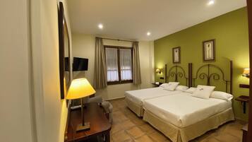 Een minibar, een kluis op de kamer, een bureau, geluiddichte muren