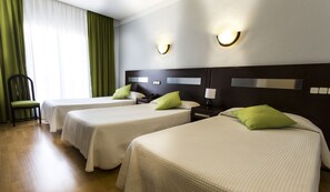 Escritorio, cortinas blackout, cunas y camas plegables/adicionales 