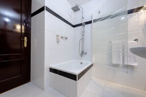 Double or Twin Room | Bathroom | Combined shower/tub, free toiletries, hair dryer, towels - Hotel Las Estrellas (Ciempozuelos)