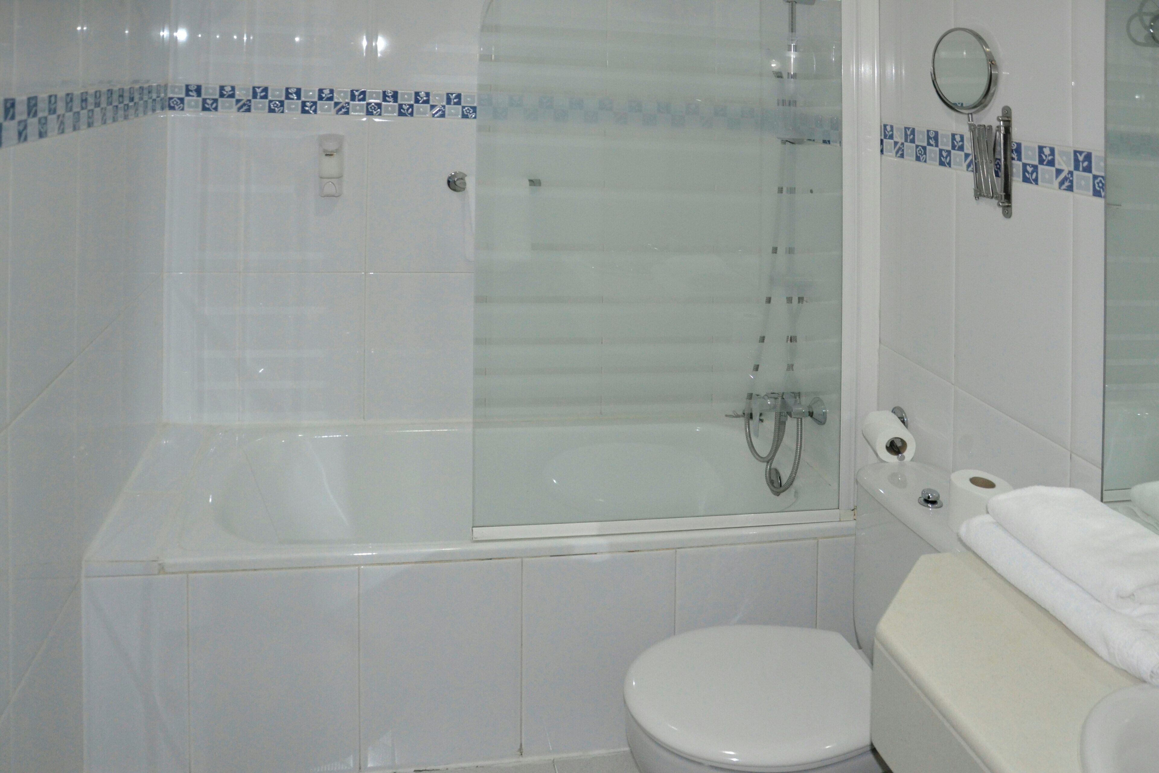 Habitación con 1 cama doble o 2 individuales | Baño | Ducha y bañera combinadas y artículos de higiene personal gratuitos