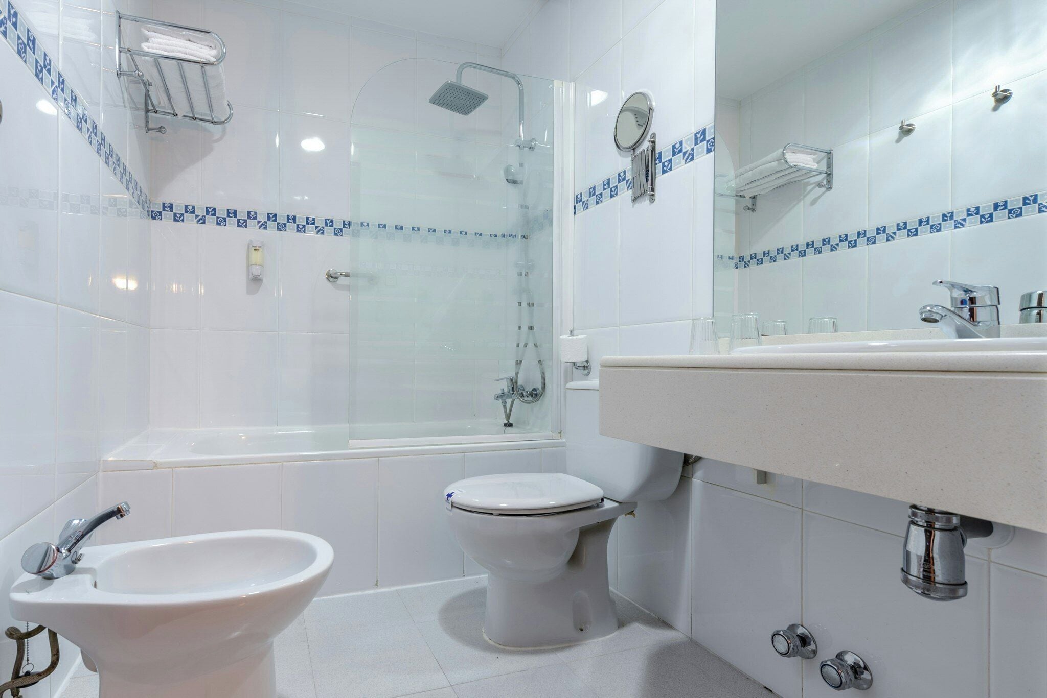 Familie vierpersoonskamer | Badkamer | Een bad/douchecombinatie, gratis toiletartikelen, een haardroger