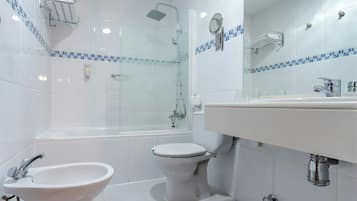 Familie vierpersoonskamer | Badkamer | Een bad/douchecombinatie, gratis toiletartikelen, een haardroger