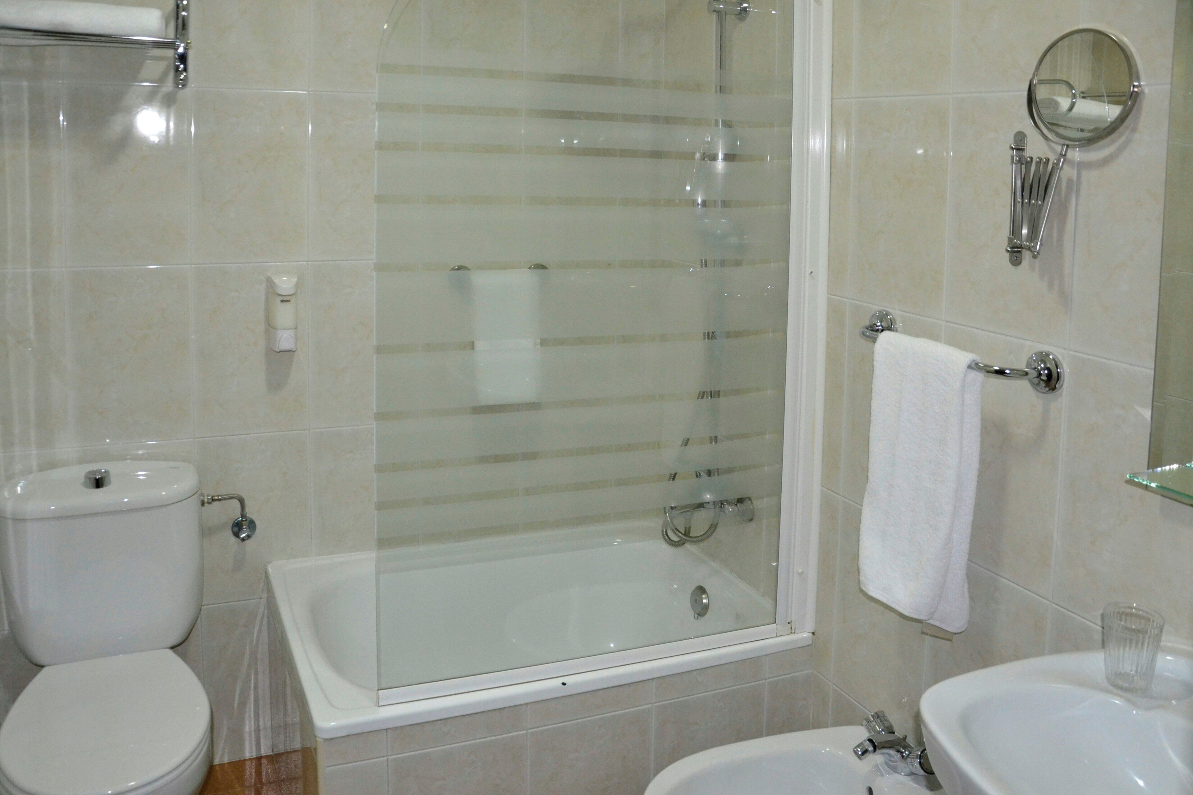 Basic Single Room | Bathroom | Combined shower/tub, free toiletries, hair dryer, towels