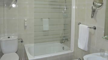 Basic Single Room | Bathroom | Combined shower/tub, free toiletries, hair dryer, towels