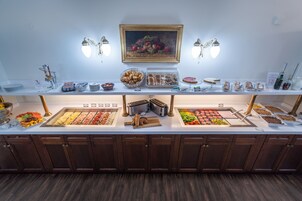 Café da manhã com buffet grátis todos os dias