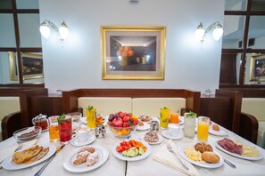 Free daily buffet breakfast - Hotel Liberty (Prague)