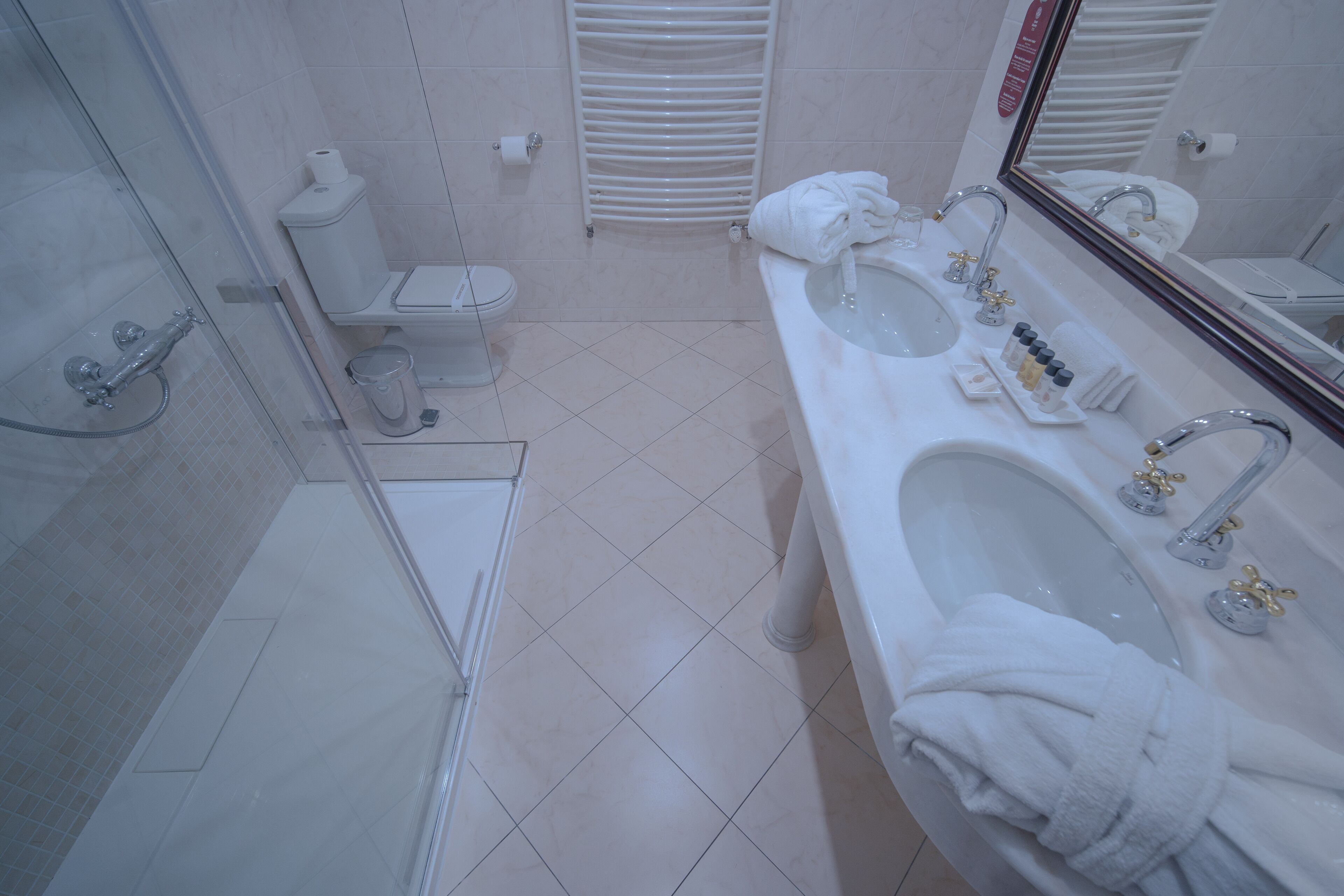 standard double room | bathroom | free toiletries, hair dryer, bidet, towels
