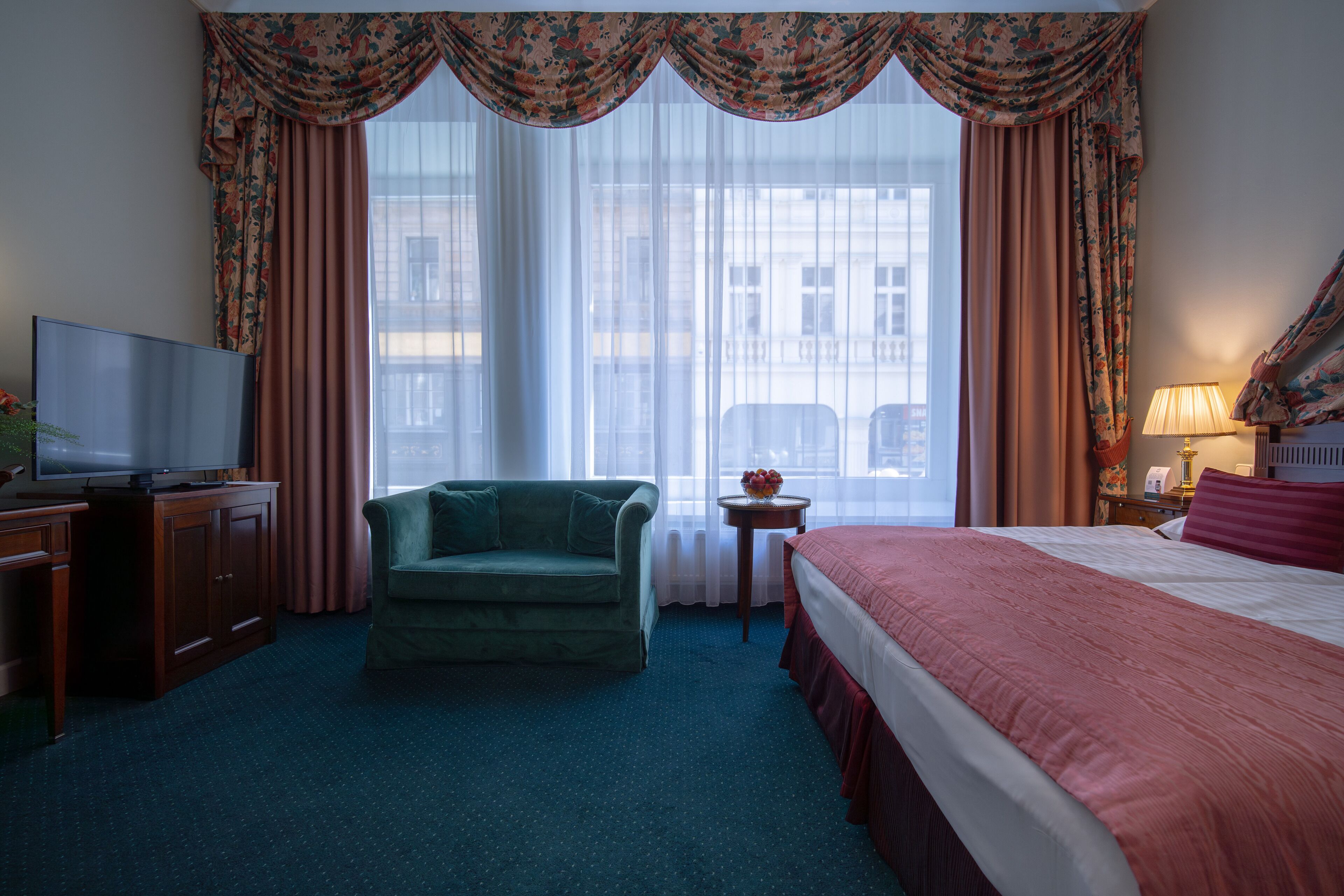 standard double room | 1 bedroom, minibar, in-room safe, desk