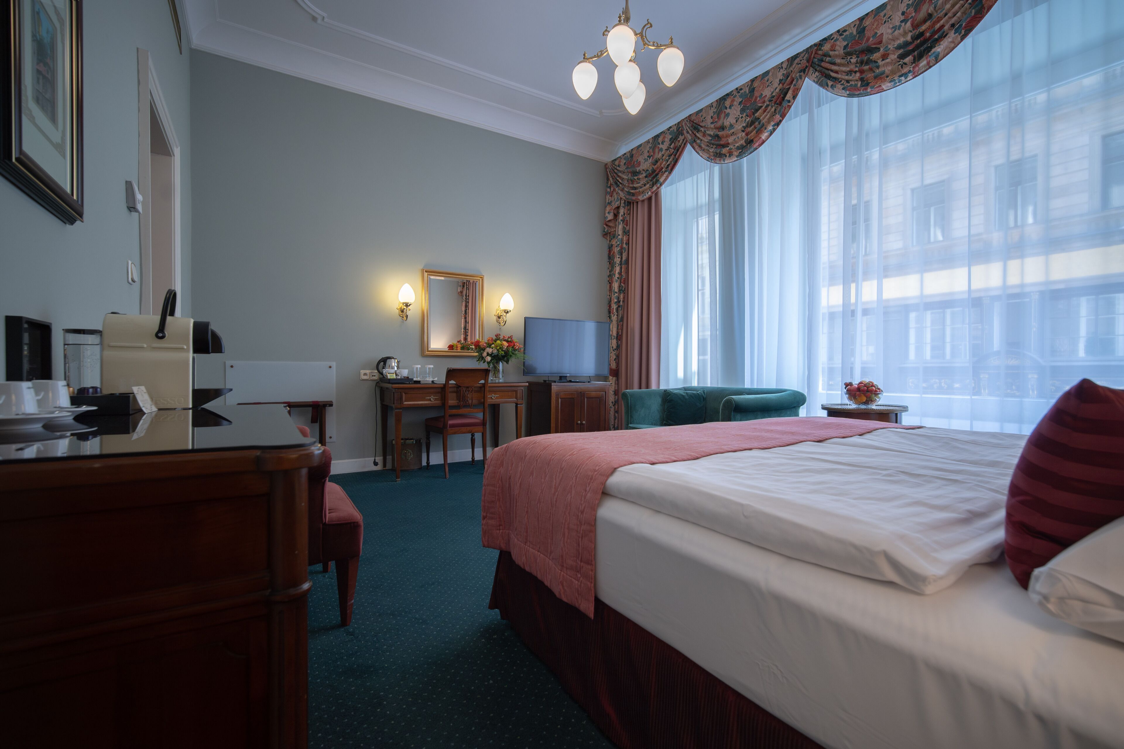 standard double room | 1 bedroom, minibar, in-room safe, desk