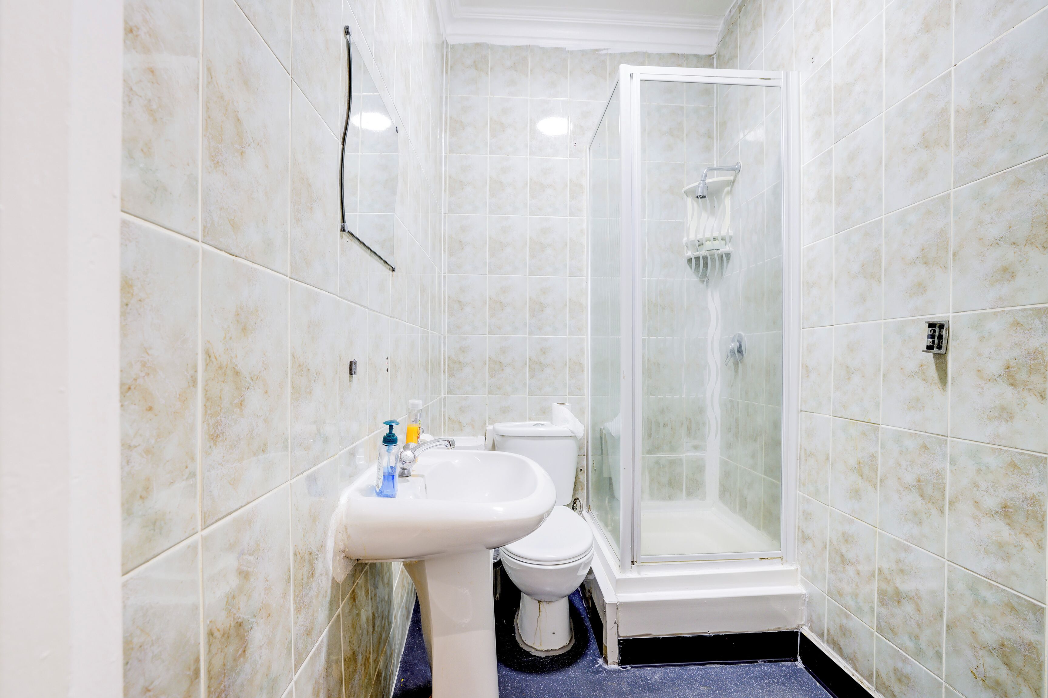 Habitación individual estándar, baño compartido | Baño | Ducha, artículos de higiene personal gratuitos y secador de pelo