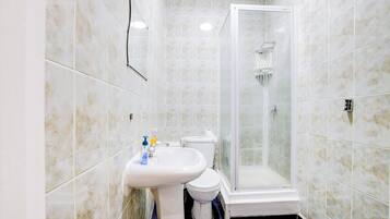 Habitación individual estándar, baño compartido | Baño | Ducha, artículos de higiene personal gratuitos y secador de pelo