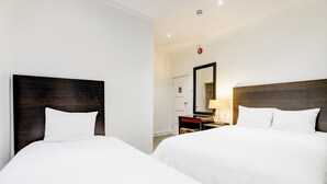 Standard Triple Room | Desk, iron/ironing board, cribs (free), WiFi (free) - London Shelton Hotel, Finsbury Park (London)