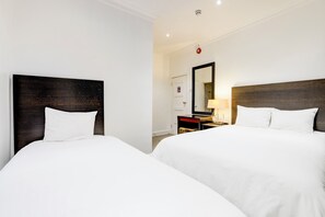 Standard Triple Room | Desk, iron/ironing board, free cribs/infant beds, free WiFi - London Shelton Hotel, Finsbury Park (London)