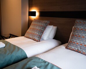 Twin Room | In-room safe, free cots/infant beds, free WiFi, bed sheets - Oxford Hotel Earl's Court (London)