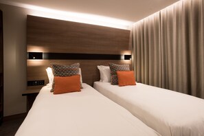 Twin Room | In-room safe, free cribs/infant beds, free WiFi, bed sheets - Oxford Hotel Earl's Court (London)