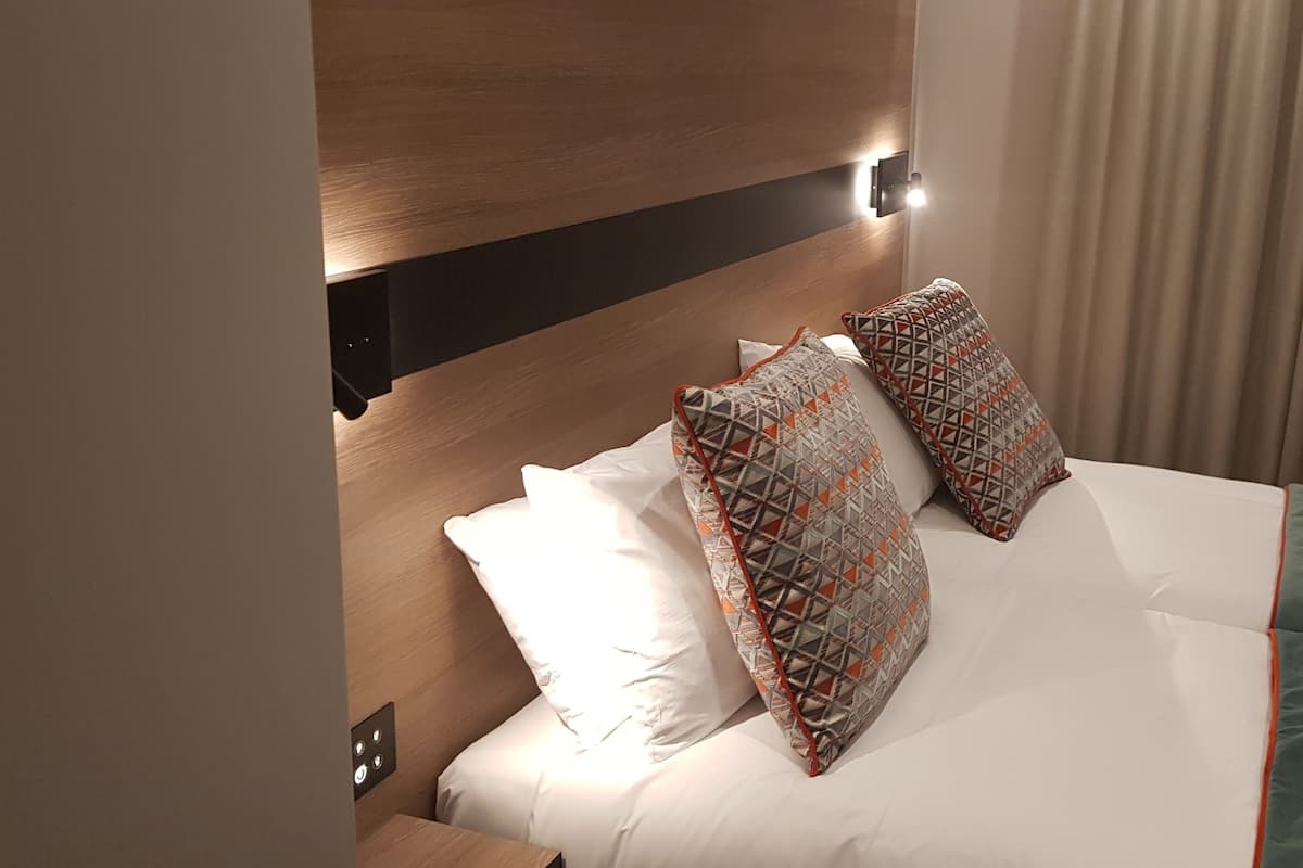In-room safe, cribs (free), WiFi (free), bed sheets