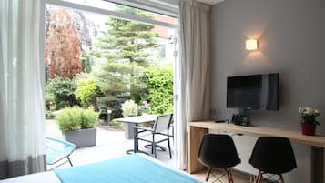 Habitación Deluxe doble, 1 cama de matrimonio, terraza (Ground Floor) | 1 dormitorio, edredones de plumas, caja fuerte y escritorio