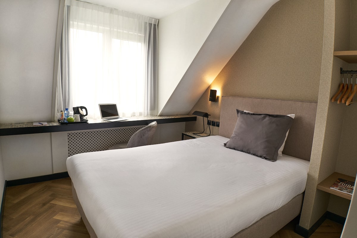 Eenpersoonskamer, 1 eenpersoonsbed | 1 slaapkamer, donzen dekbedden, een kluis op de kamer, een bureau