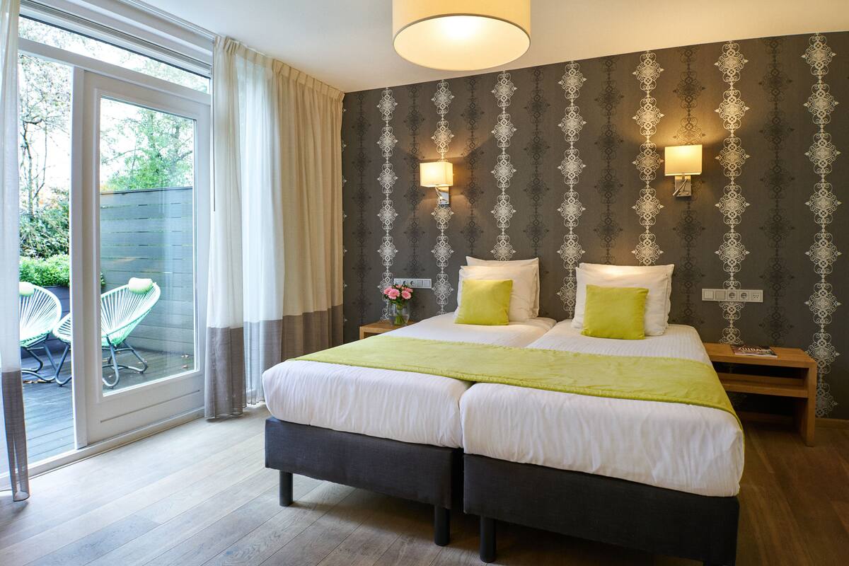 Deluxe tweepersoonskamer, 1 queensize bed, terras (Ground Floor) | Donsdekens, een kluis op de kamer, een bureau, geluiddichte muren